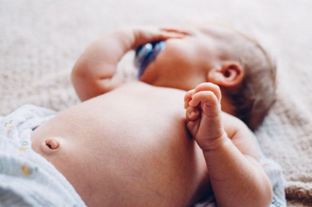 Kapan Bayi Siap Tidur Sendiri? Panduan Usia dan Transisi Aman