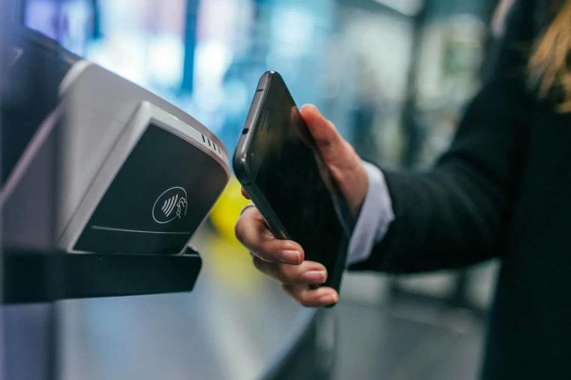 Dari Scan QR ke Tap NFC: Pertarungan Kecepatan di Gerbang Transportasi