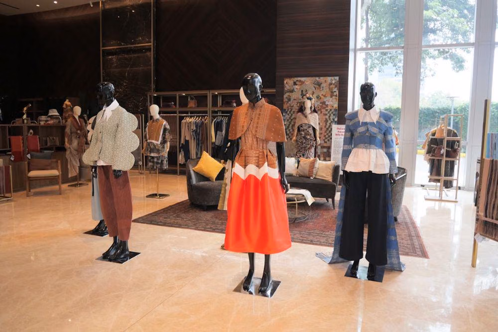 Dari Tenun Tradisional ke Runway Modern: Siluet Baru Warisan Wastra