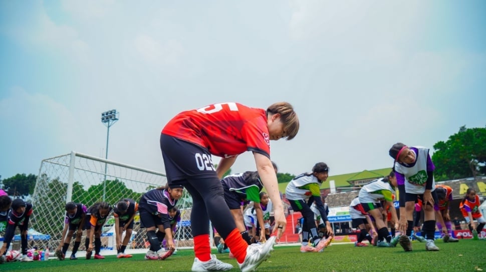 Legenda Sepak Bola Putri Internasional Mengasah Bakat Muda Lokal