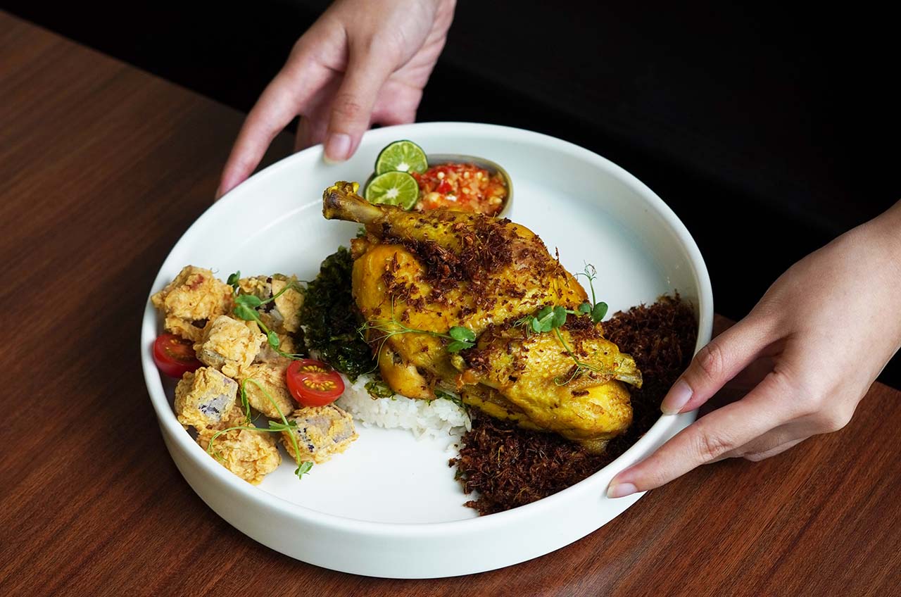 Ayam Goreng Basah dengan Sambal Ulek Segar: Tren Pedas Favorit Anak Muda