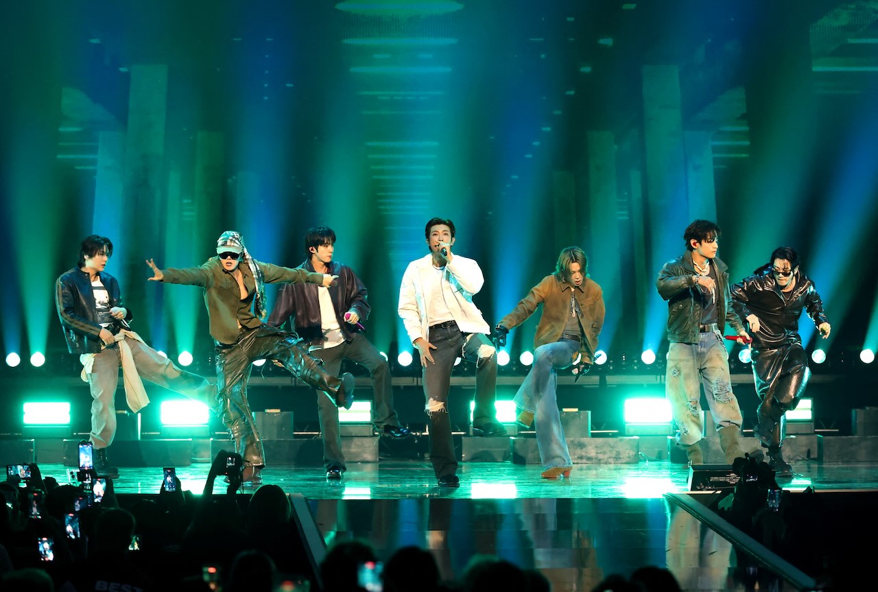 Lagu Swim BTS: Metafora Perjuangan dan Panggung Festival