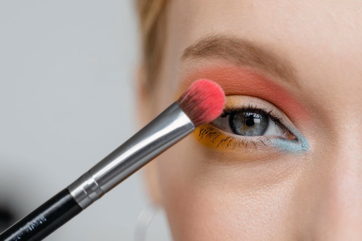 Teknik Blending Eyeshadow untuk Pemula: Dari Semi-Cut Crease hingga Cloud Skin