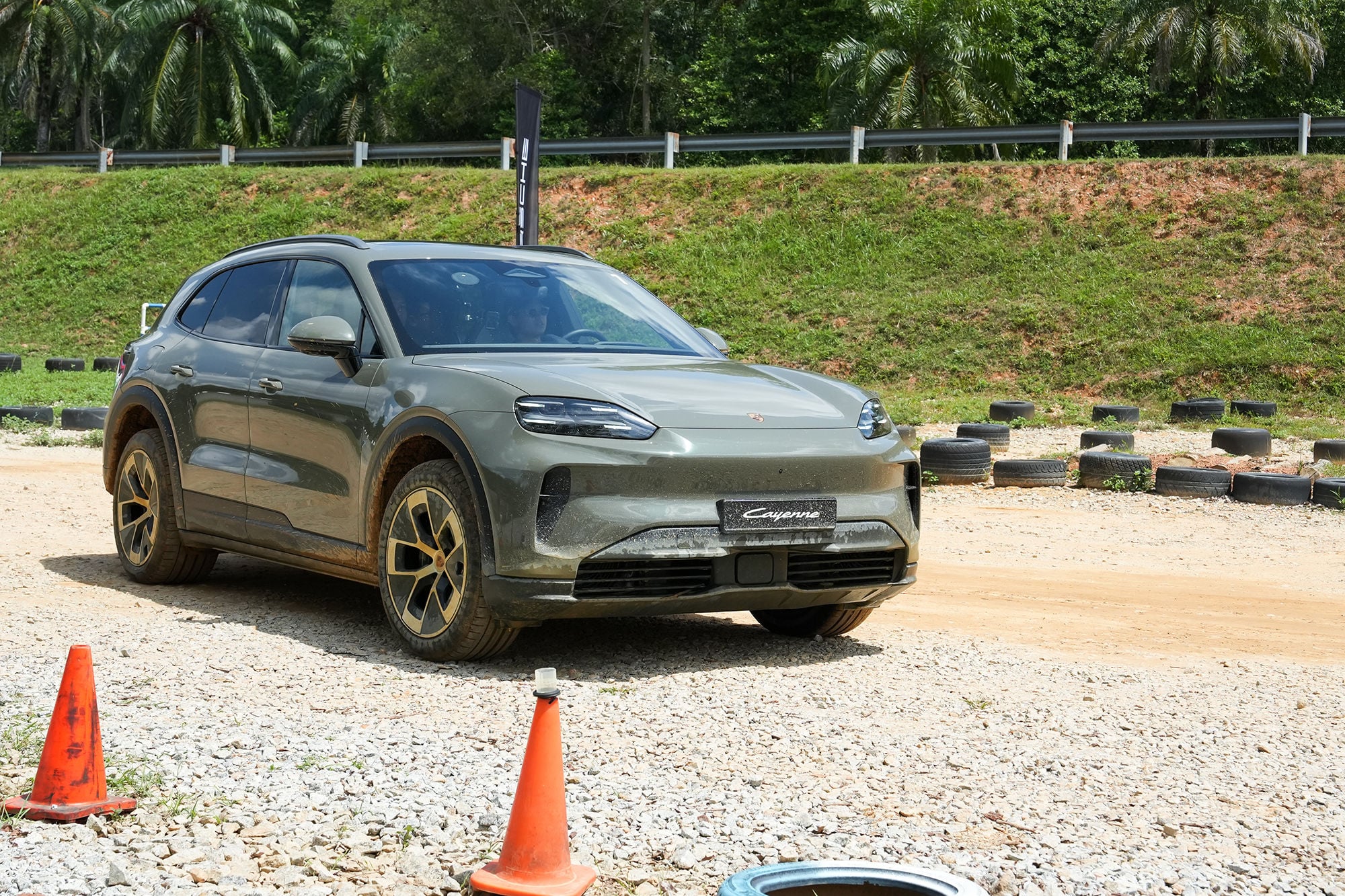 Pengisian Daya Nirkabel Porsche Cayenne: Standar Baru Mobil Listrik Mewah
