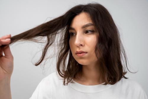 Teknik Hair Slugging dan Sarung Bantal Sutra untuk Rambut Lembut Saat Bangun Tidur