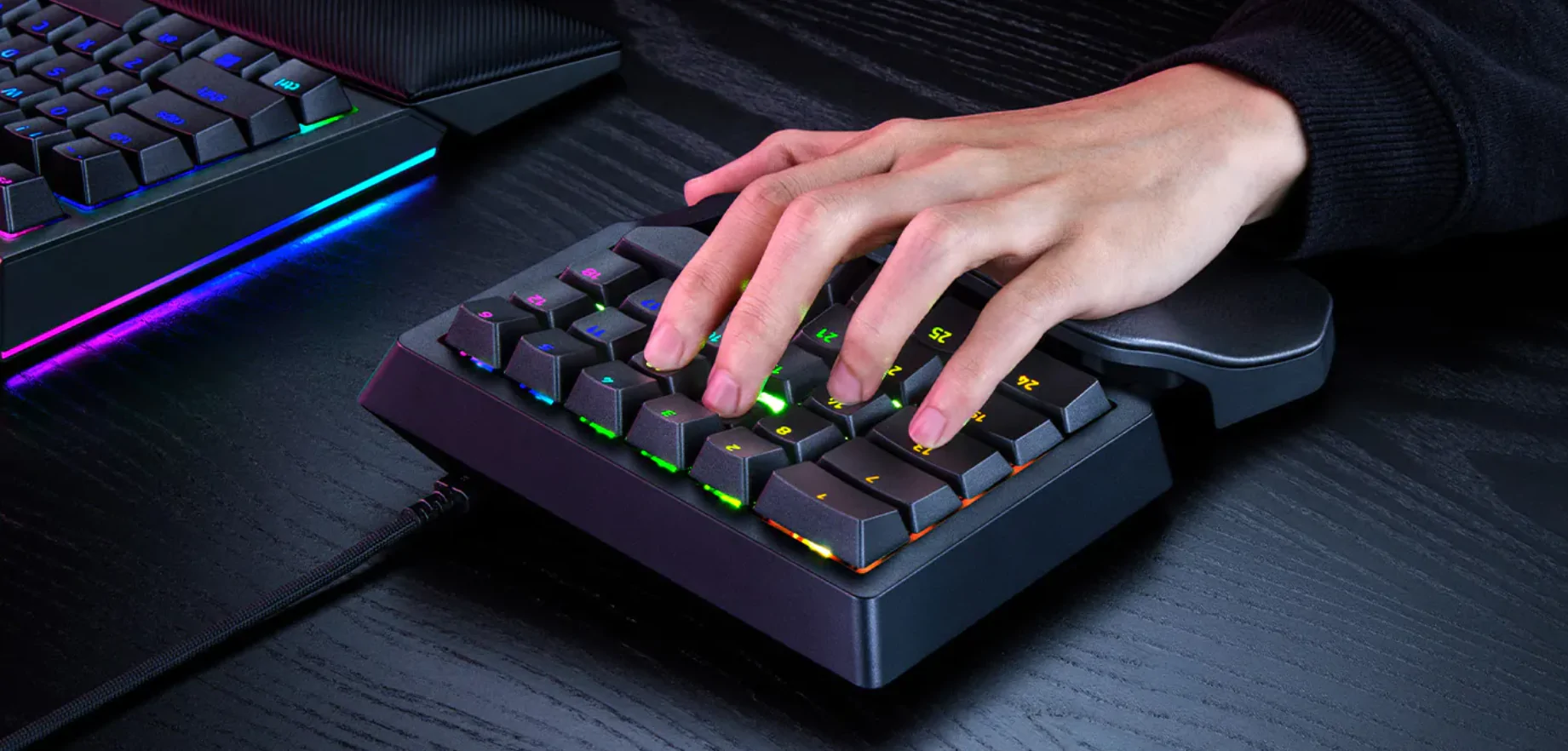 Razer Tartarus V2 Pro: Gaming Keypad Satu Tangan untuk PC Modern