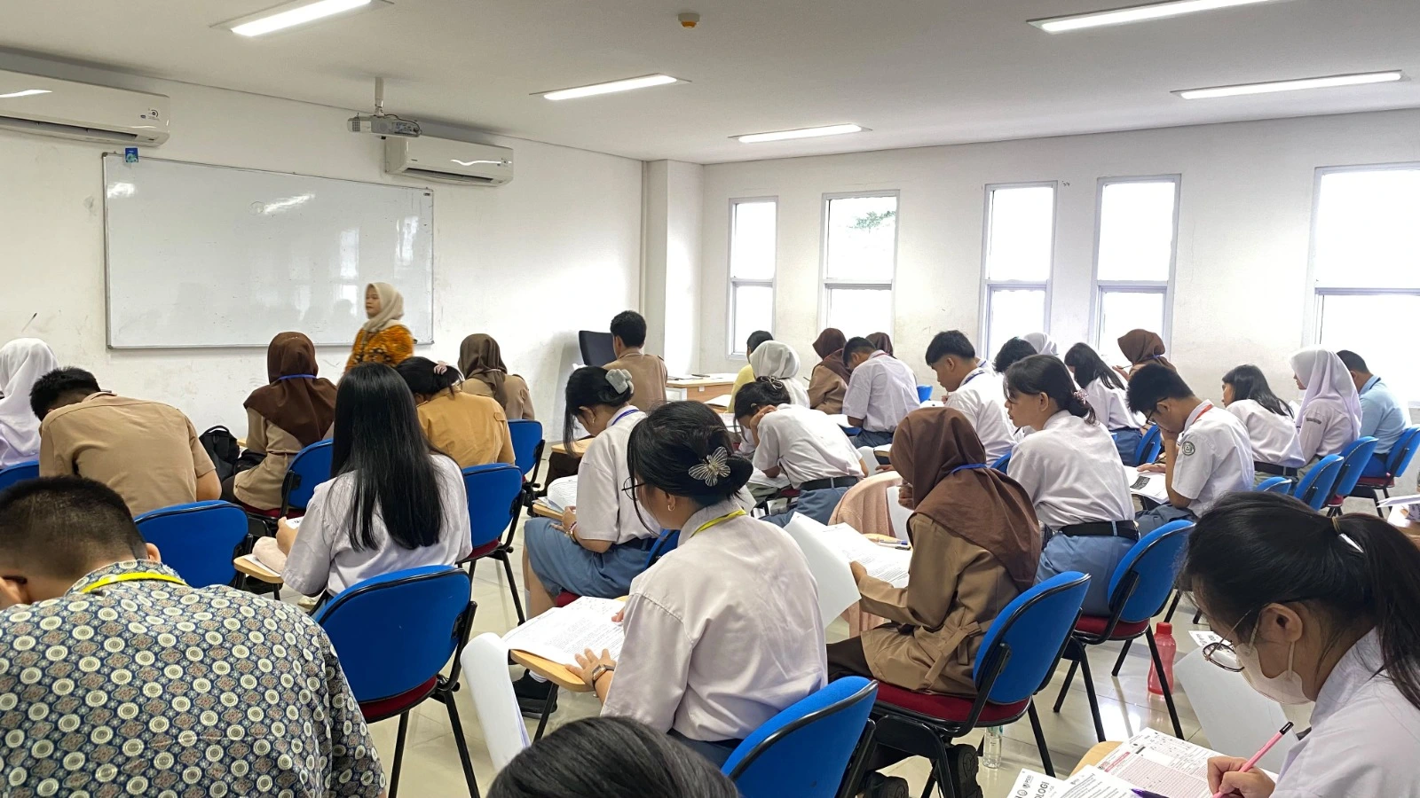 Ratusan Siswa Bersaing di Olimpiade Sosiologi dan Sains Nasional