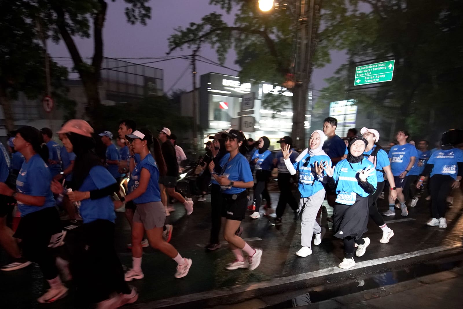 16.000 Pelari Birukan Bandung: Ekonomi Bergerak, Lingkungan Dijaga