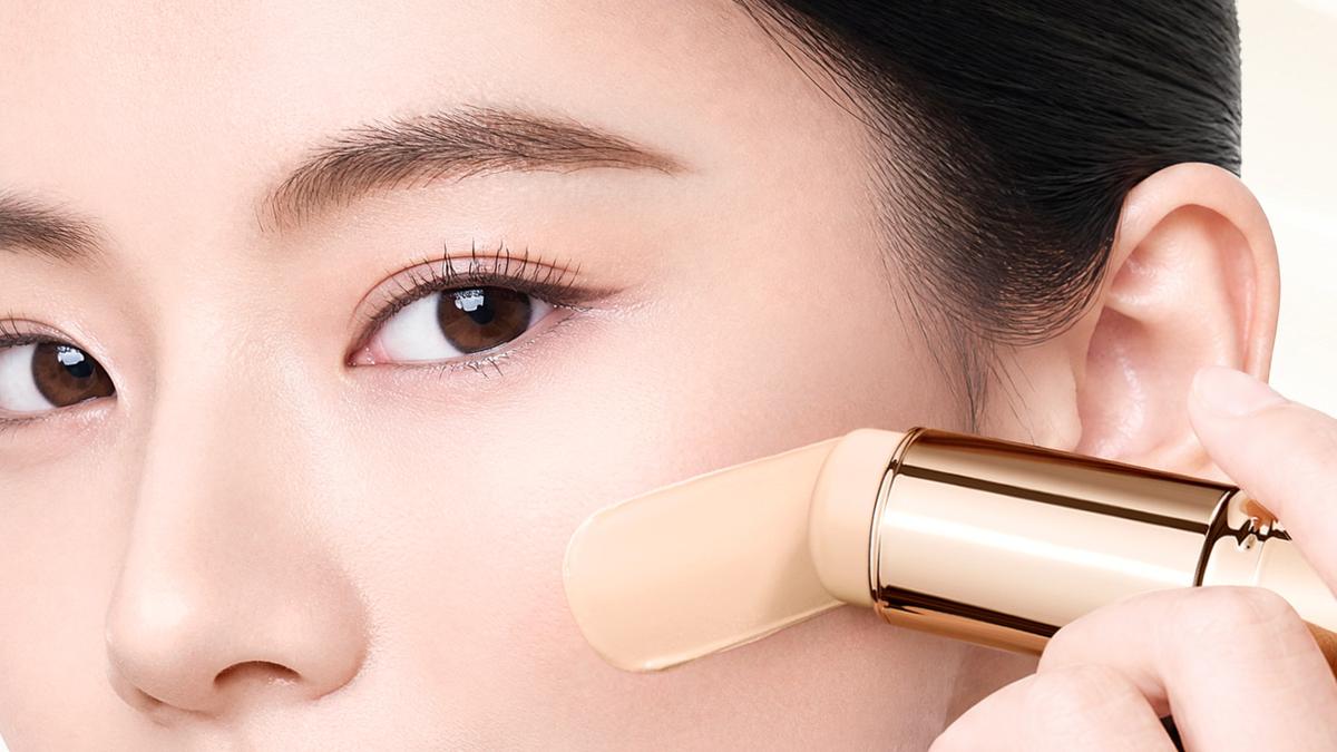 Beauty Sponge vs Brush: Pilih Alat Foundation Sesuai Hasil Akhir