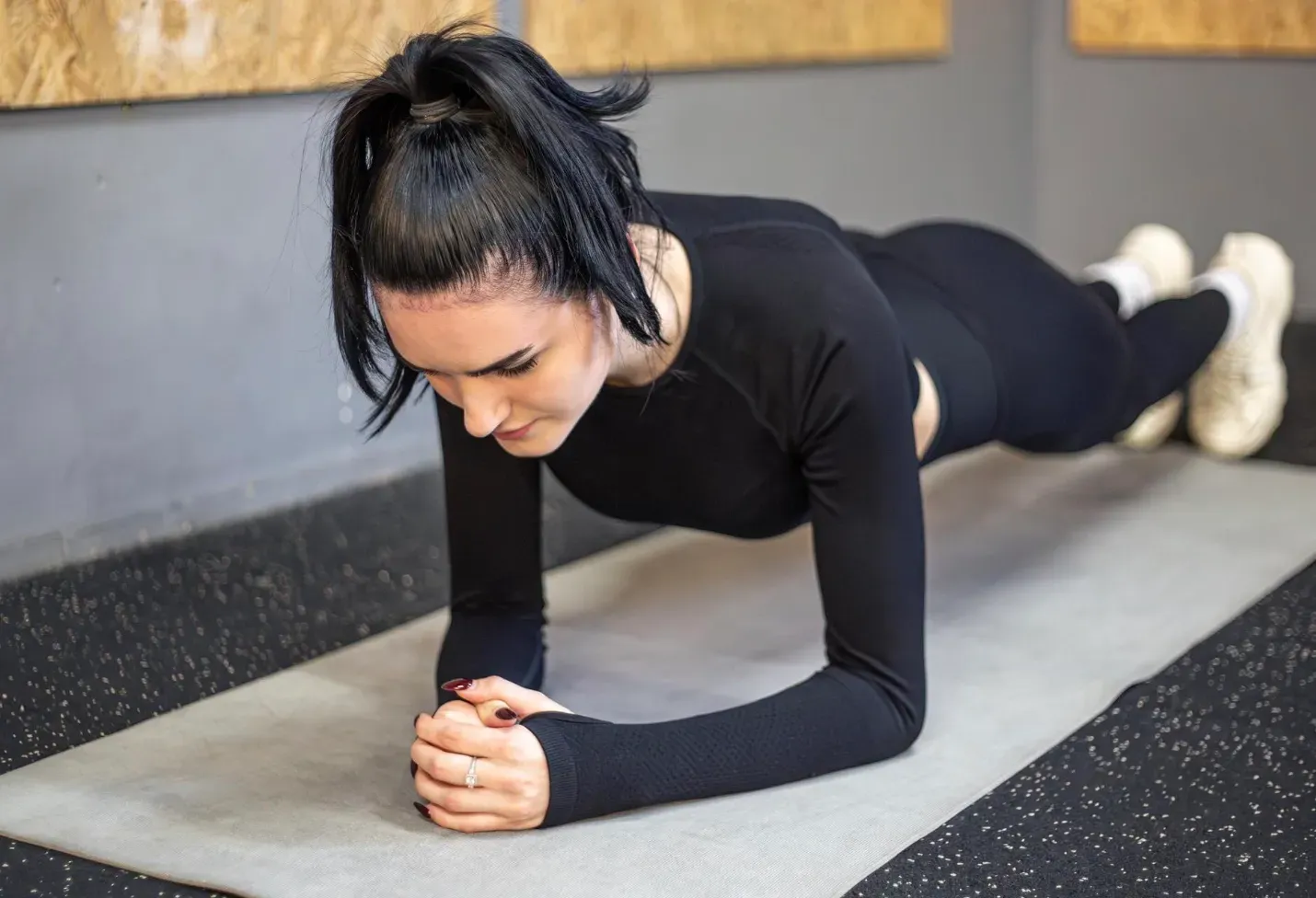 Panduan Olahraga Indoor Saat Udara Buruk: Jenis Latihan dan Tips