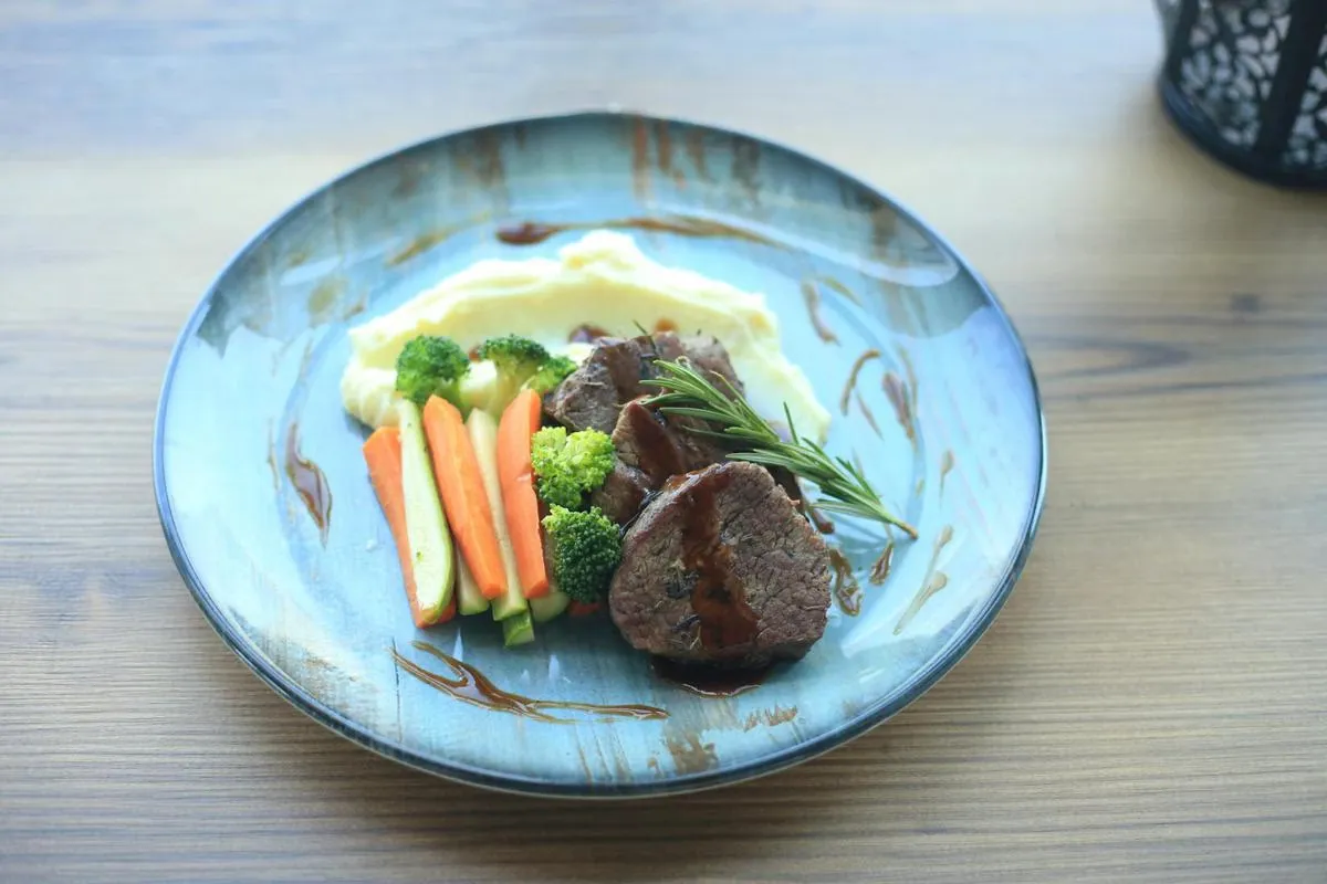 Teknik Plating Makanan: Mengubah Hidangan Biasa Jadi Karya Seni