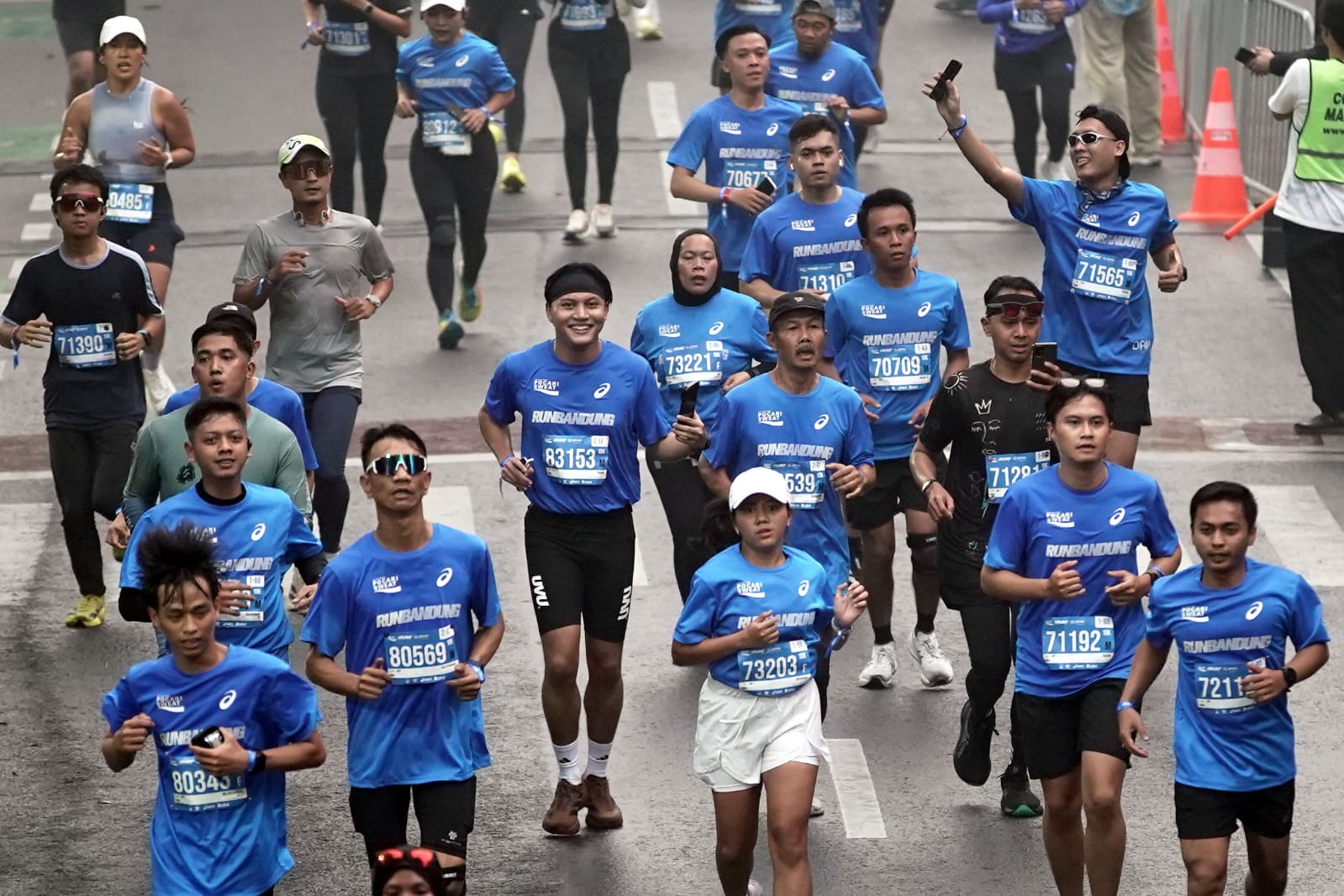 16.000 Pelari Birukan Bandung: Ekonomi Bergerak, Lingkungan Dijaga