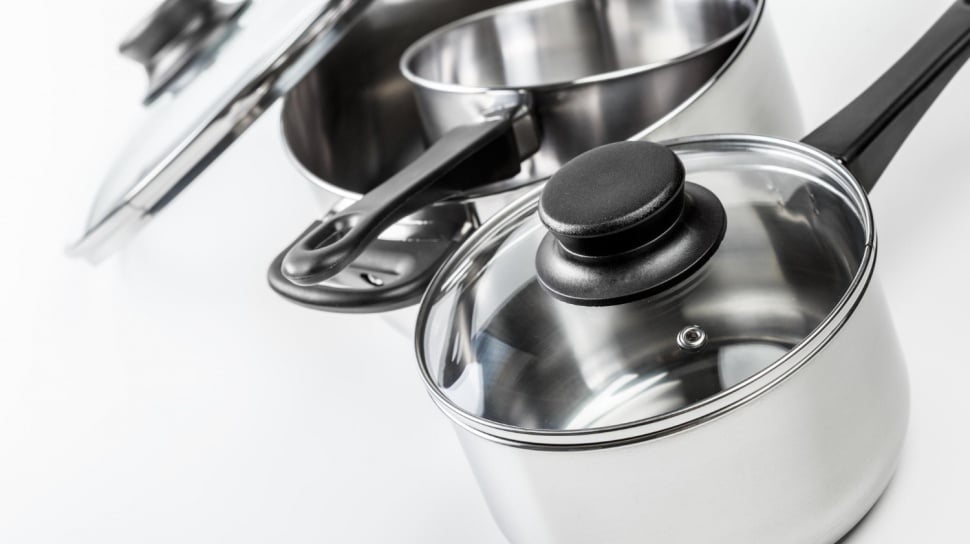 Hilangkan Noda Pelangi dan Kerak Membandel pada Peralatan Dapur dengan Bahan Rumahan