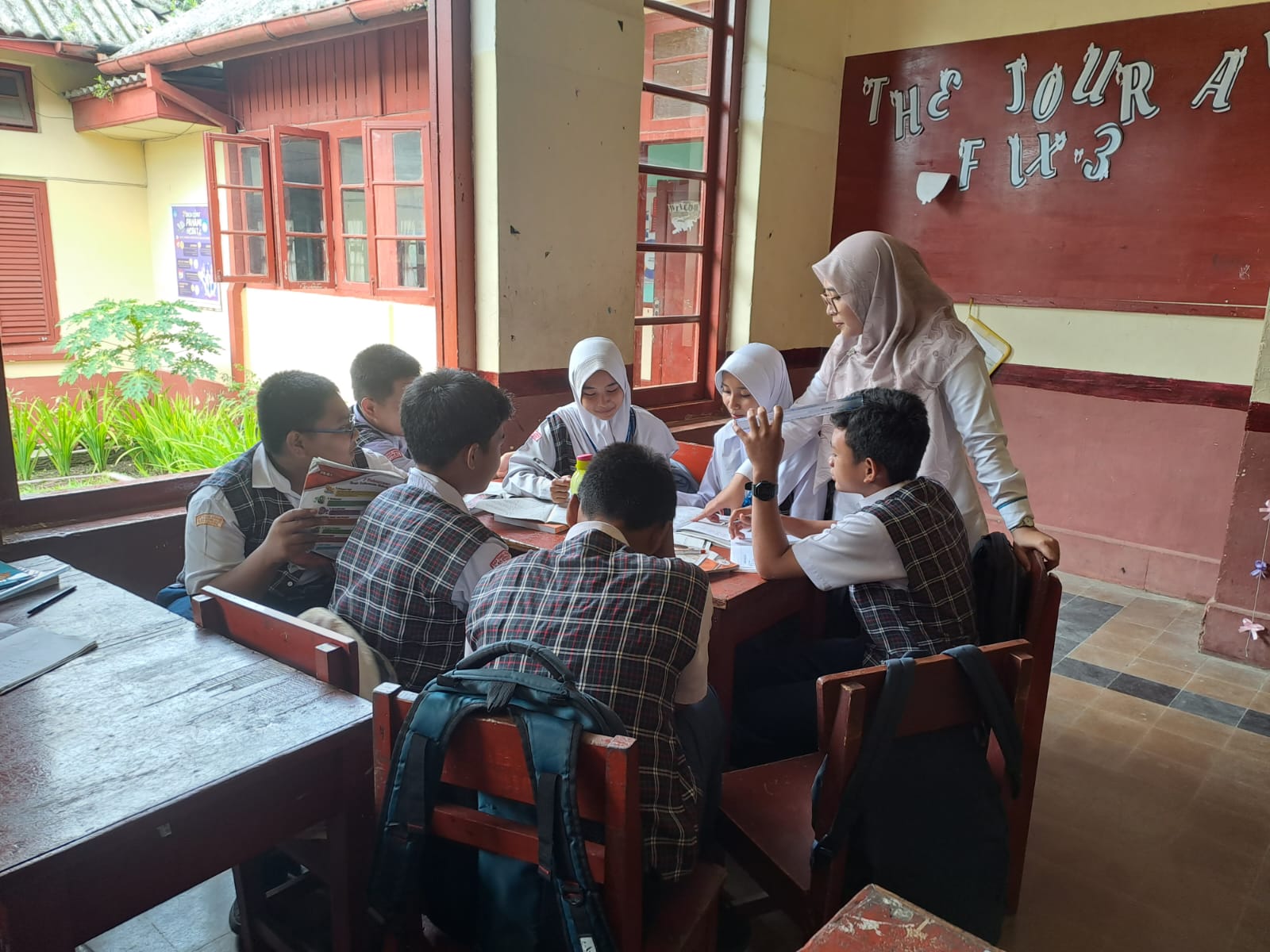 Dari Desa hingga Kota: Cerita Guru yang Menulis Kelasnya