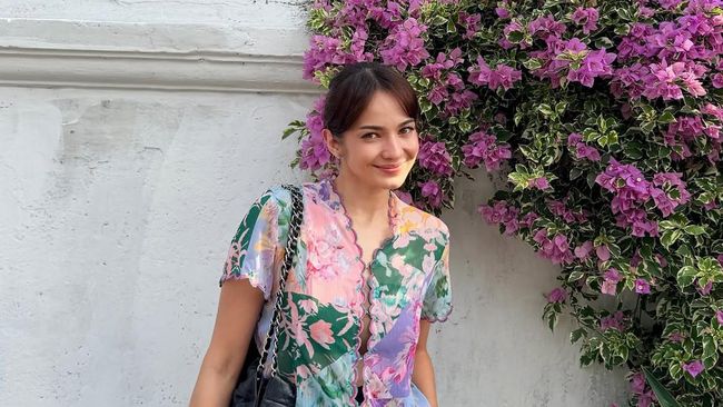 Kebaya Casual dengan Jeans dan Sneakers untuk Gaya Santai