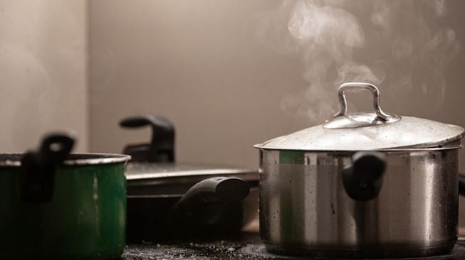 Hilangkan Noda Pelangi dan Kerak Membandel pada Peralatan Dapur dengan Bahan Rumahan