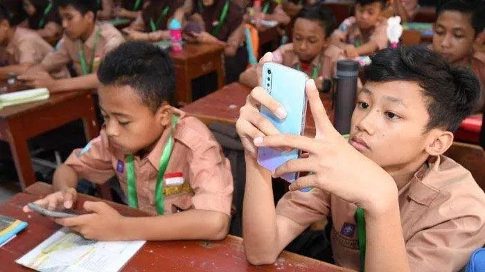 Pembatasan Gawai di Sekolah Keagamaan: Jalan Tengah atau Kemunduran?
