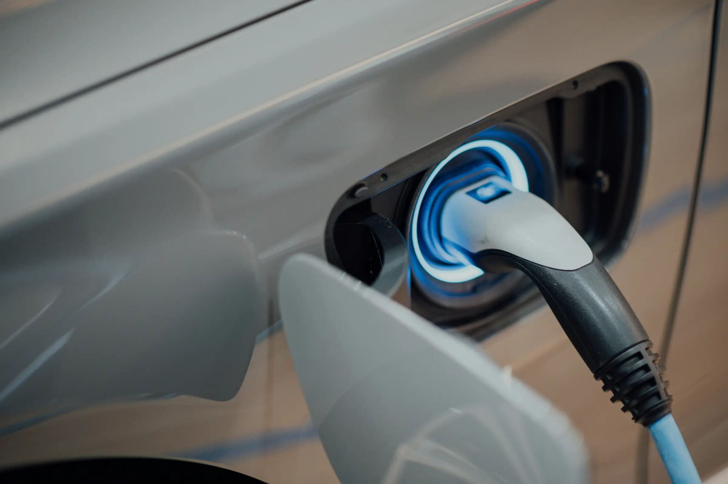 PHEV vs Hybrid: Panduan Memilih Mobil Hemat Sesuai Gaya Berkendara