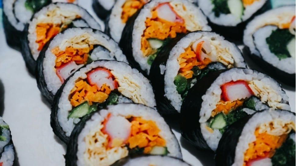Sushi vs Kimbap: Panduan Lengkap Membedakan Dua Hidangan Roll Asia