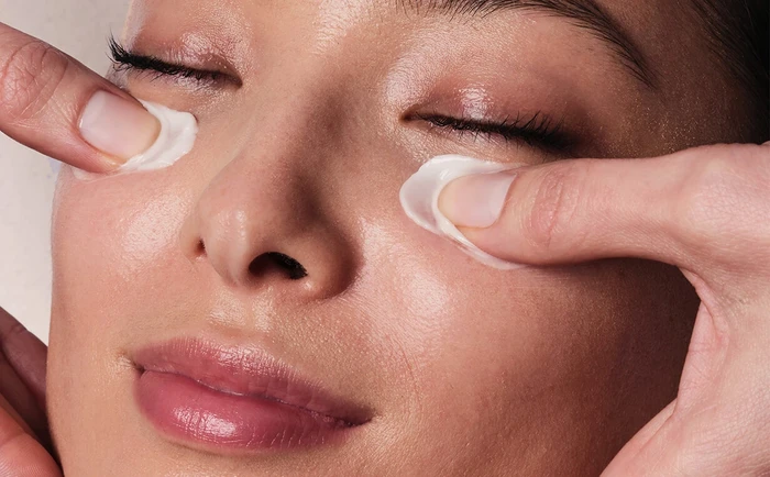 Serum Mata Dual Formula Clarins: Teknologi 908 Tanaman untuk Area Mata Sensitif