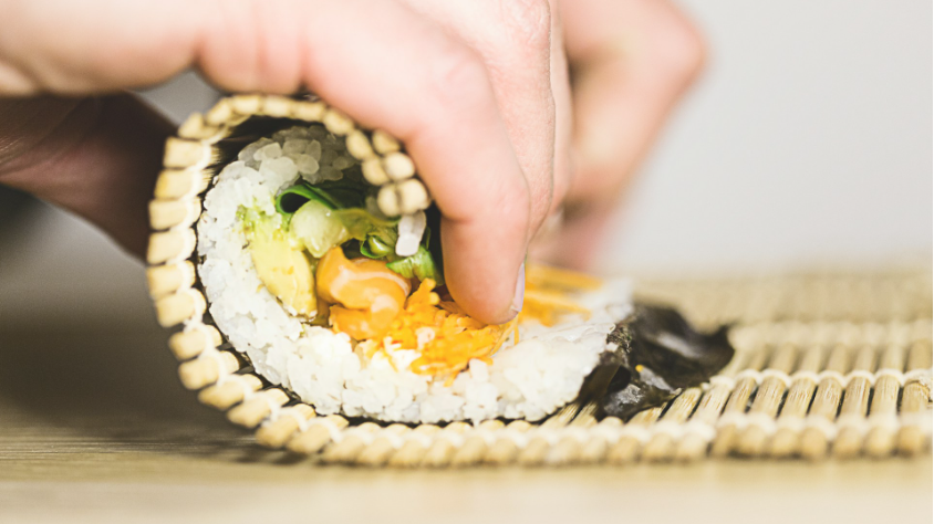 Sushi vs Kimbap: Panduan Lengkap Membedakan Dua Hidangan Roll Asia
