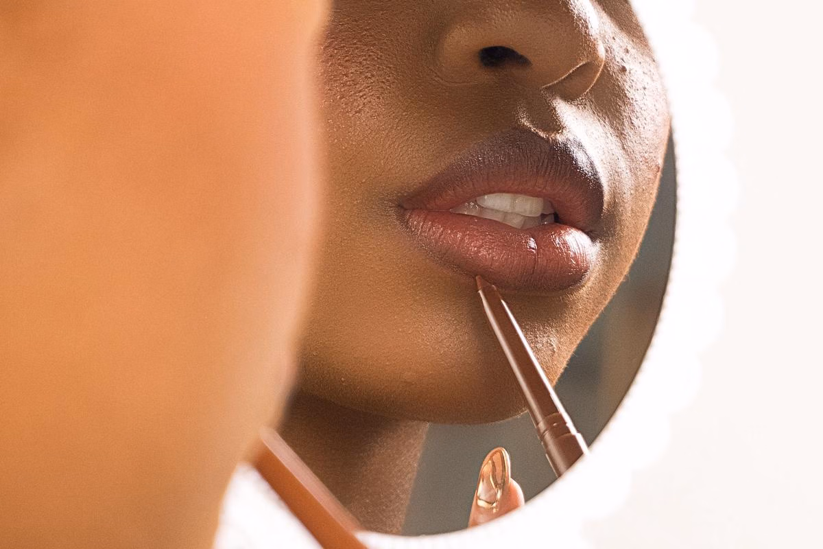 Lip Liner Cokelat Lokal Tahan Lama untuk Bibir Gelap