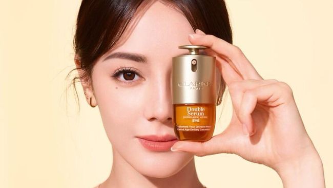 Serum Mata Dual Formula Clarins: Teknologi 908 Tanaman untuk Area Mata Sensitif