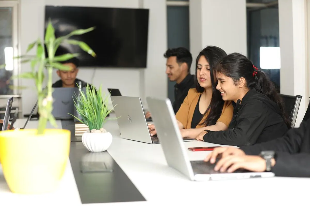Mata Lelah Saat Desain? Atur Pencahayaan dan Monitor dengan Cerdas