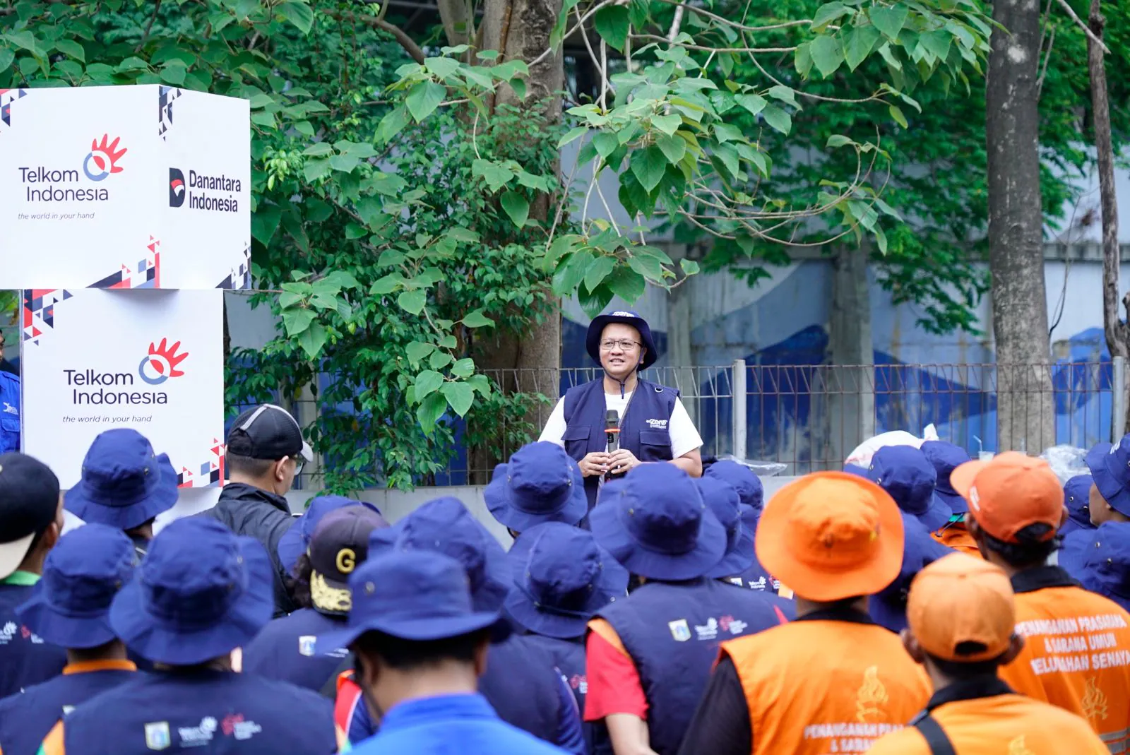 Telkom Angkat 5,1 Ton Sampah dari Kali Krukut: Contoh Nyata Tanggung Jawab Sosial Korporat