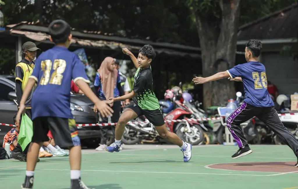 Ratusan Siswa Berlomba Hadang untuk Menjaga Nyawa Permainan Tradisional