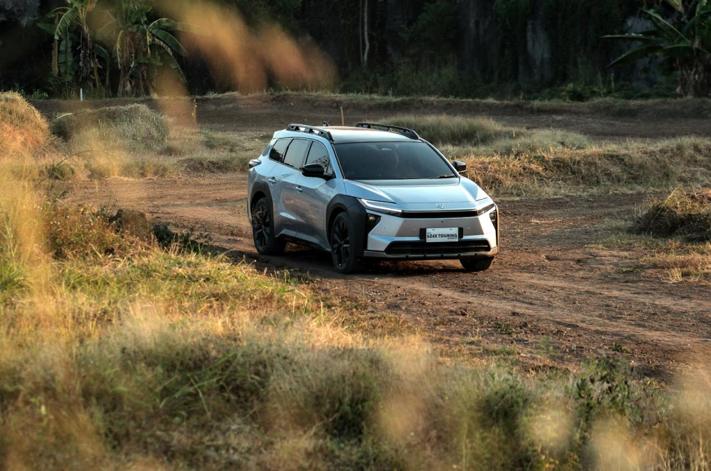 SUV Listrik Off-Road: Review Toyota bZ4X Touring