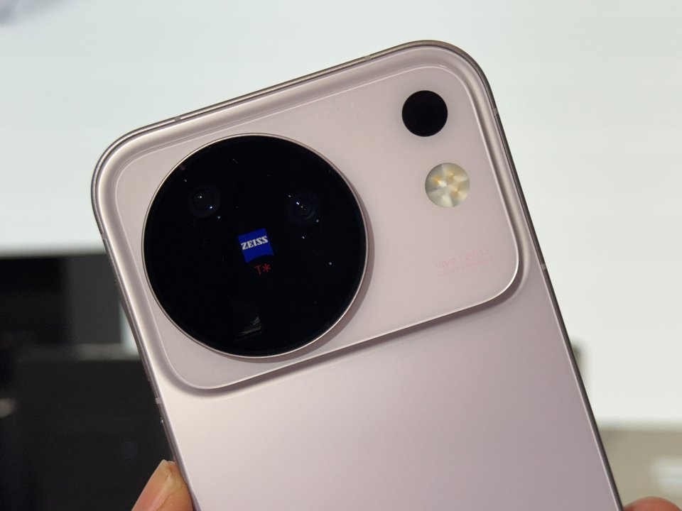 Vivo X500 Resmi Meluncur: Baterai 7.500 mAh dan Kamera 64 MP Telefoto
