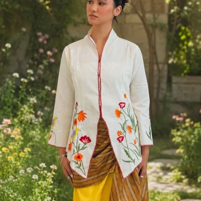 Cara Memadupadankan Batik dan Kebaya dengan Gaya Casual Kekinian
