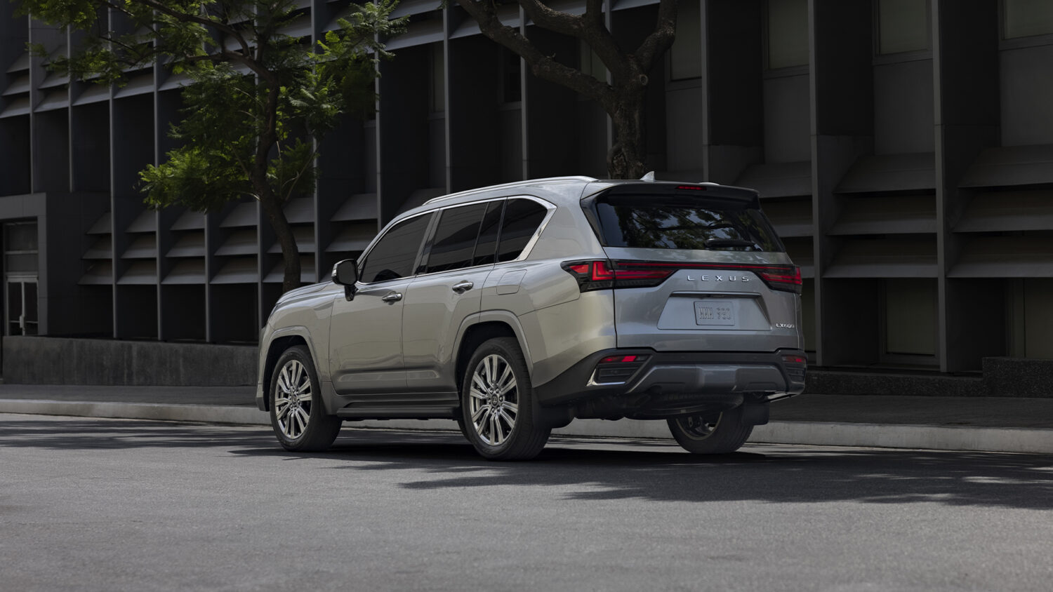 Lexus NX Hybrid Terbaru vs LX 700h: Teknologi, EV Range, dan Kemewahan