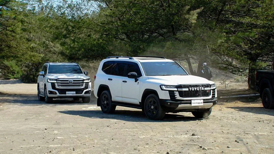 Land Cruiser 300 Hybrid EV Taklukkan Gumuk Pasir
