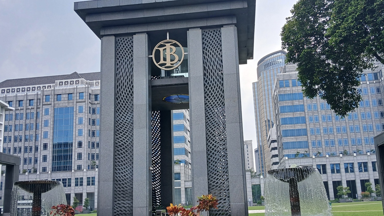 Rupiah Terus Melemah: Ancaman Inflasi dan Manuver Bank Sentral