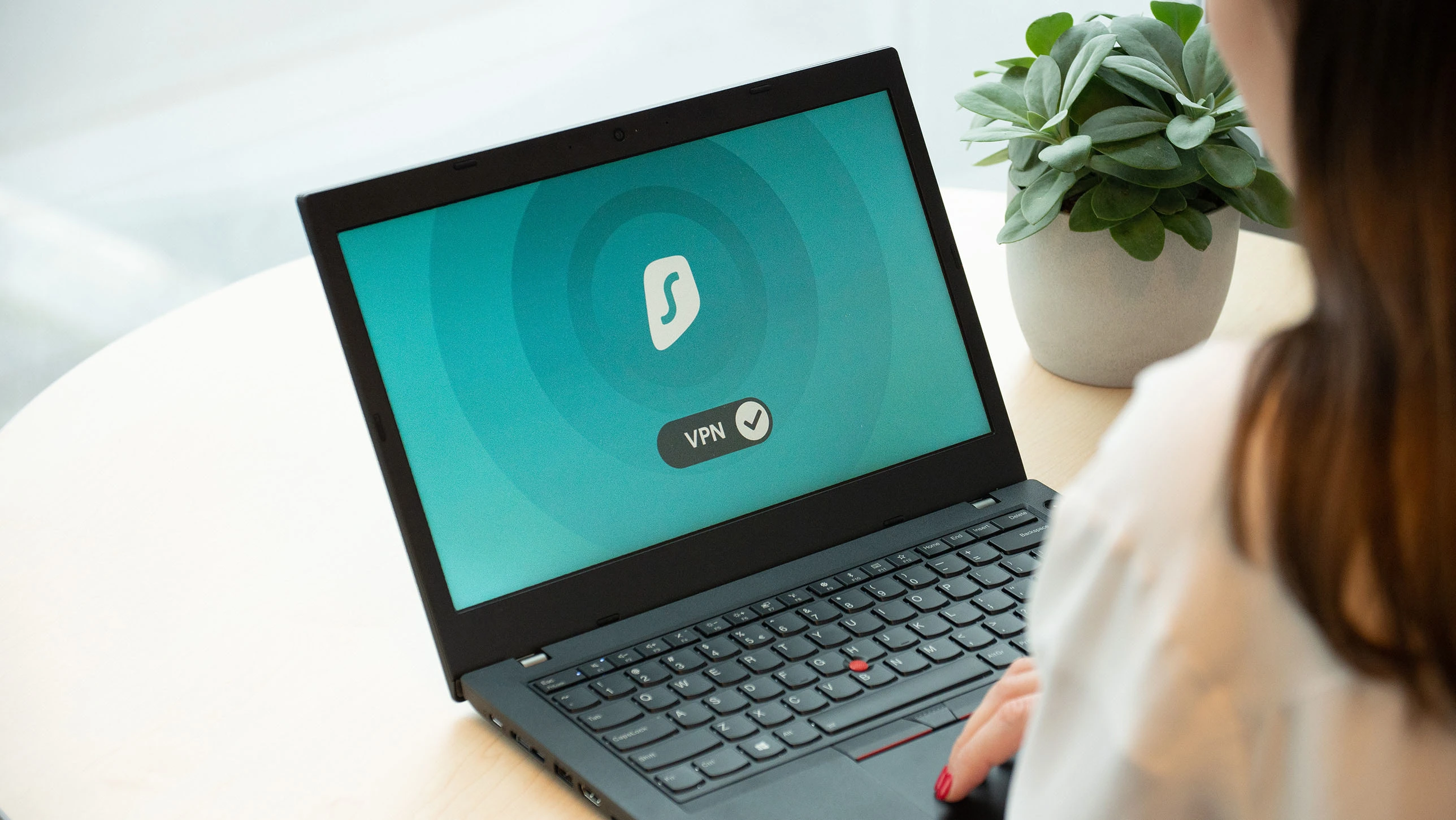VPN iOS Terbaru: CyberGhost vs Surfshark dan Antarmuka Baru