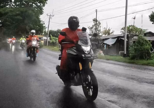 Tanda Ban Motor Tidak Aman Saat Hujan dan Cara Mencegahnya