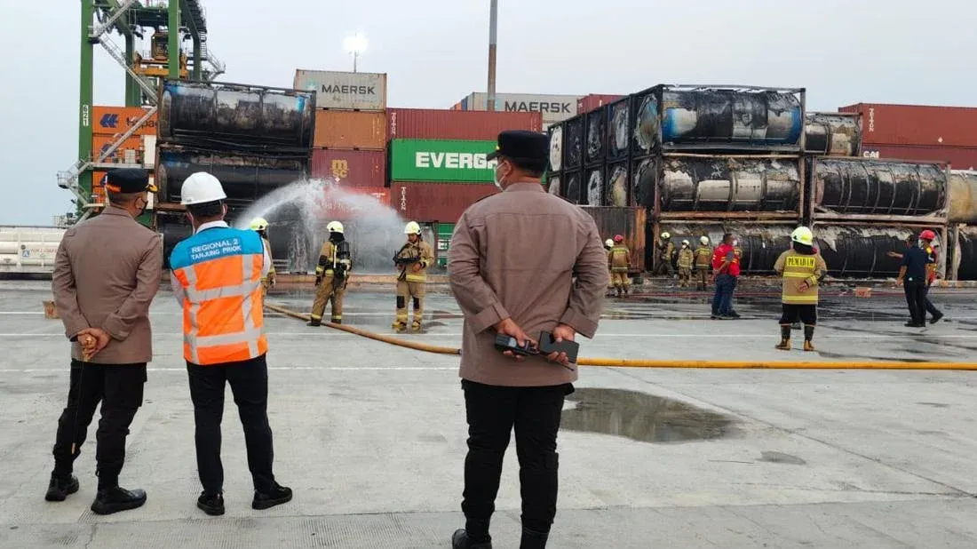 Kebakaran 51 Kontainer di NPCT1: Alarm Serius bagi Keselamatan Terminal