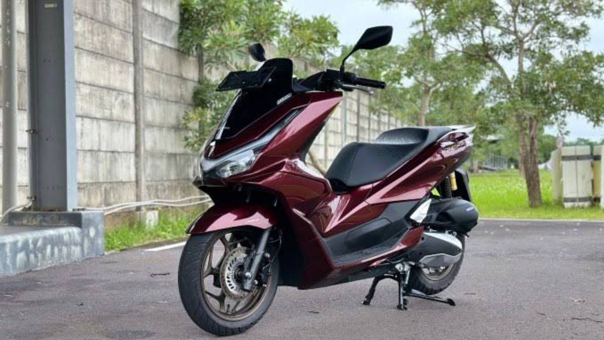 Fitur Kenyamanan Scooter Harian: Honda PCX 160 vs Scoopy