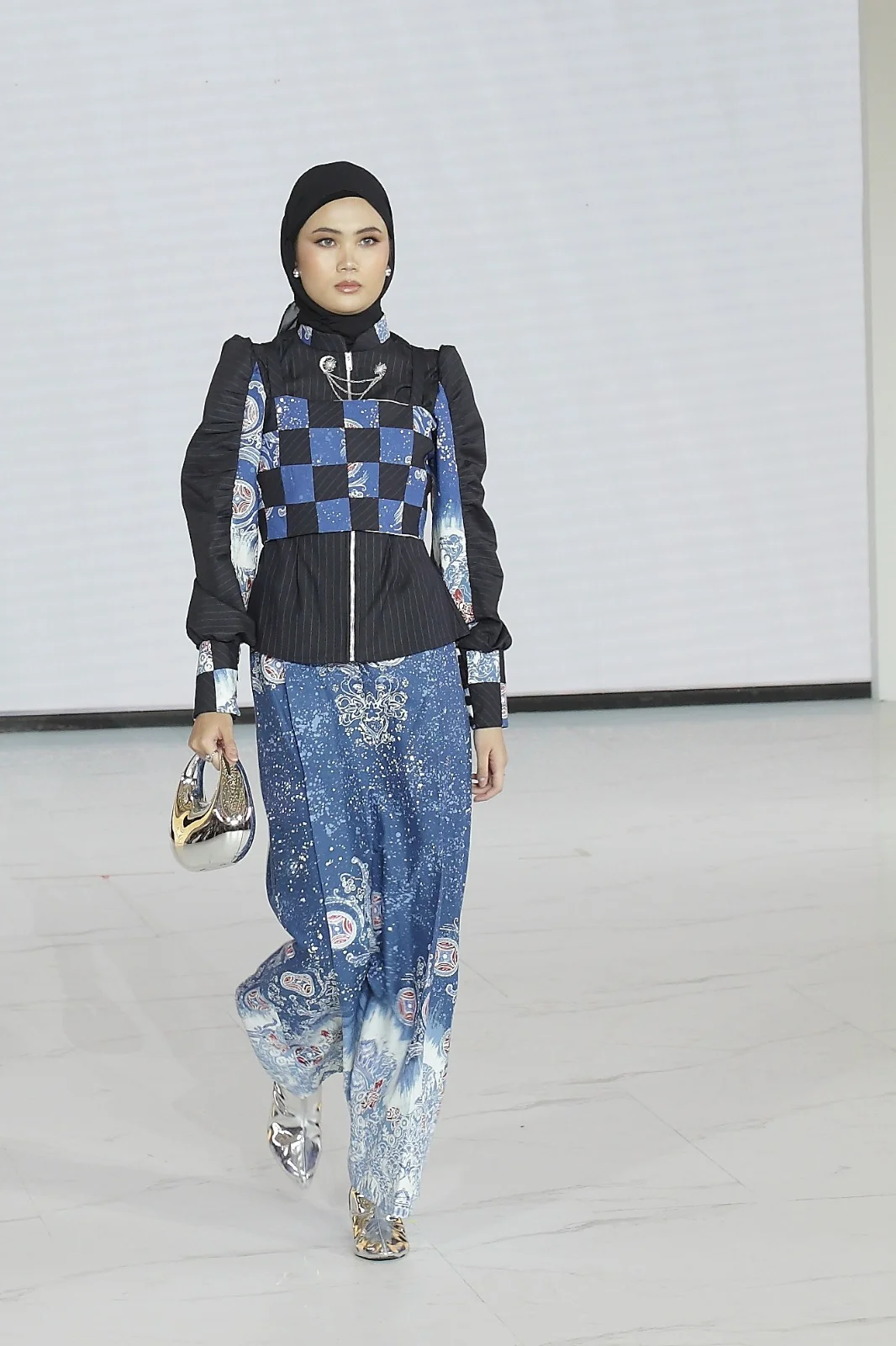 Desainer Lokal Mengangkat Warisan Budaya di Panggung Fashion