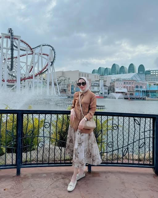 7 Inspirasi OOTD Erin untuk Mix and Match Rok Motif dan Busana Flowy