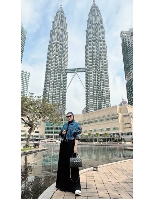 7 Inspirasi OOTD Erin untuk Mix and Match Rok Motif dan Busana Flowy
