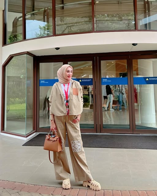 7 Inspirasi OOTD Erin untuk Mix and Match Rok Motif dan Busana Flowy