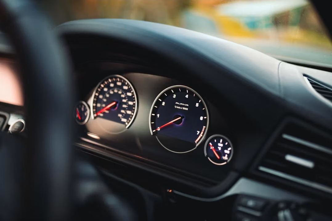 5 Tanda Kilometer Mobil Bekas Diputar dan Cara Memverifikasinya