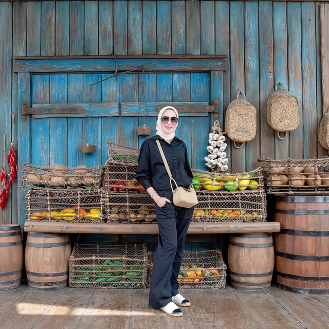 7 Inspirasi OOTD Erin untuk Mix and Match Rok Motif dan Busana Flowy