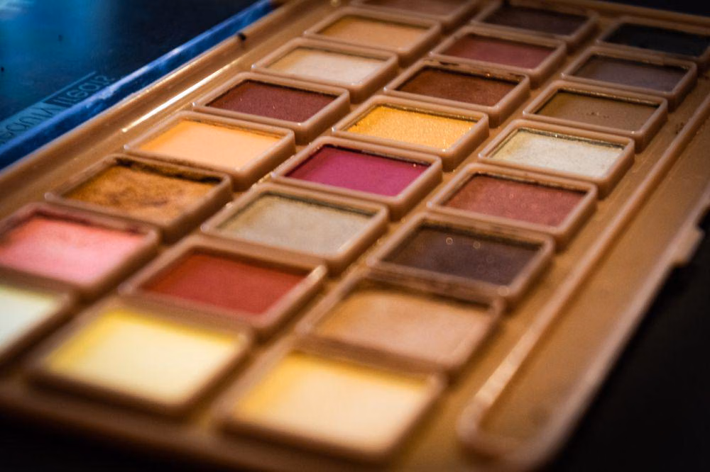 5 Eyeshadow Palette Terjangkau untuk Makeup Baddie dengan Pigmentasi Tinggi