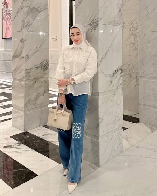 7 Ide Mix & Match Kasual ala Erin Wartia yang Mudah Ditiru