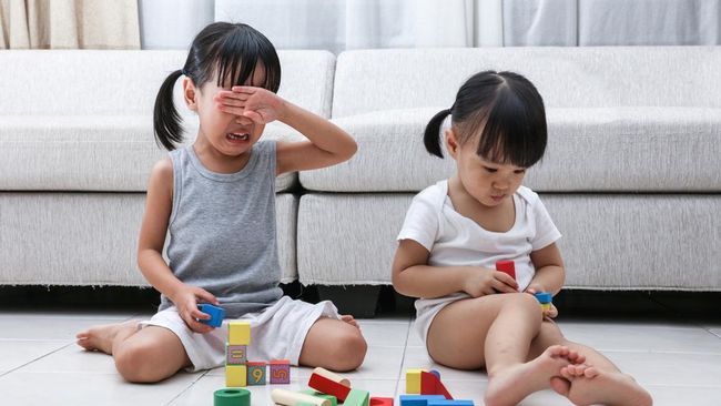 Kakak Cemburu Saat Punya Adik: Adil Tanpa Bikin Saudara Saling Benci