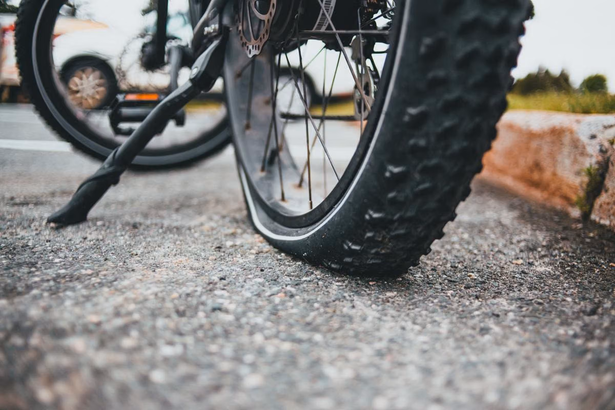 Ban Motor Retak Meski Jarang Dipakai: Penyebab Tersembunyi dan Cara Mencegahnya